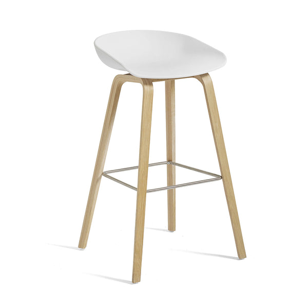 Taburete alto About A Stool AAS 32 · HAY · white 2.0 / H 65 cm / Varnished Oak / Stainless Steel