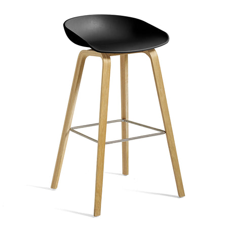 Taburete alto About A Stool AAS 32 · HAY · black 2.0 / H 65 cm / Varnished Oak / Stainless Steel