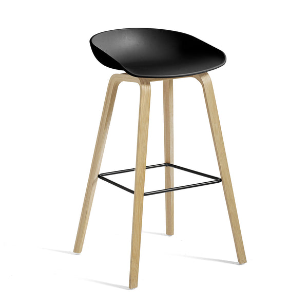 Taburete alto About A Stool AAS 32 · HAY · black 2.0 / H 65 cm / Varnished Oak / Black Steel