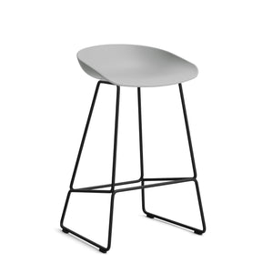 Taburete alto About A Stool AAS 38 · HAY · concrete grey 2.0 / H 76 cm / Powder-Coated Black