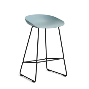 Taburete alto About A Stool AAS 38 · HAY · dusty blue 2.0 / H 76 cm / Powder-Coated Black