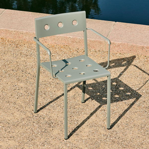 Silla con brazos Balcony · HAY · ambiente