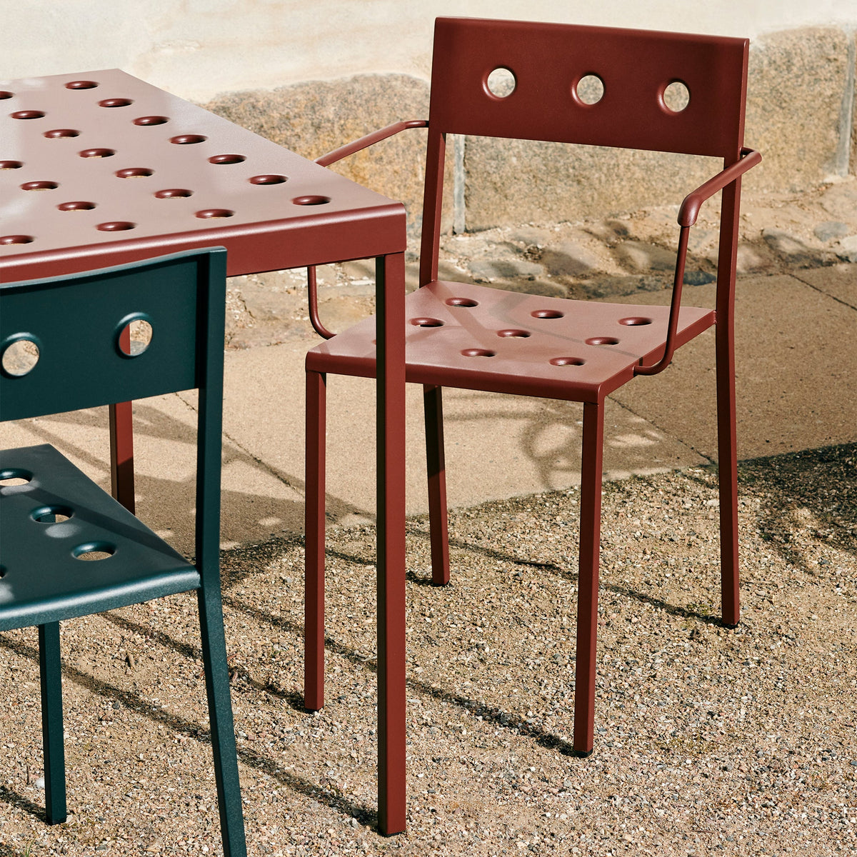 Silla con brazos Balcony · HAY · ambiente