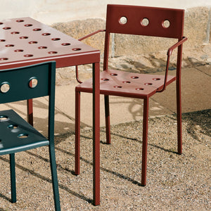 Silla con brazos Balcony · HAY · ambiente