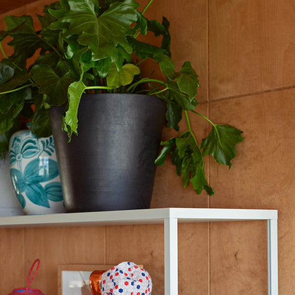 Maceta con plato Flowerpot · HAY · ambiente