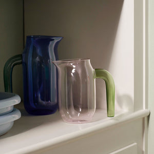 Jarra de vidrio Glass Pitcher · HAY · ambiente