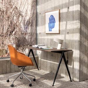 Lámpara de mesa Slant · HAY · ambiente