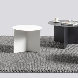 Mesa auxiliar Slit Table Round · HAY · ambiente