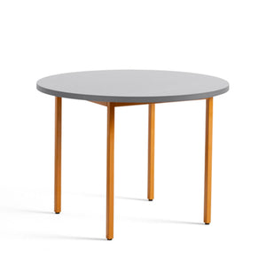 Mesa de comedor redonda Two-Colour · HAY · Light Grey/Ochre / Ø 105 cm