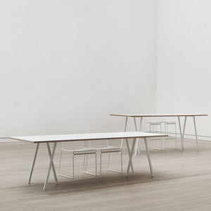 Mesa Loop Stand · HAY · ambiente