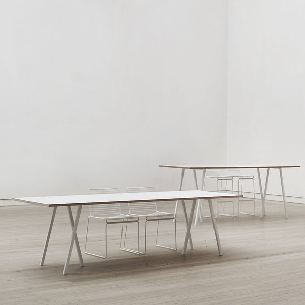 Mesa Loop Stand · HAY · ambiente