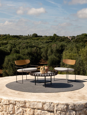 Dos butacas Keel en una terraza con olivos
