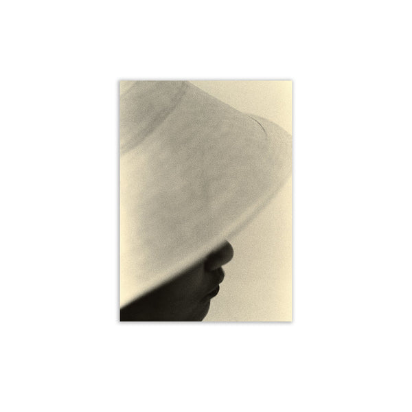 Lámina Girl and Hat de Paper Collective