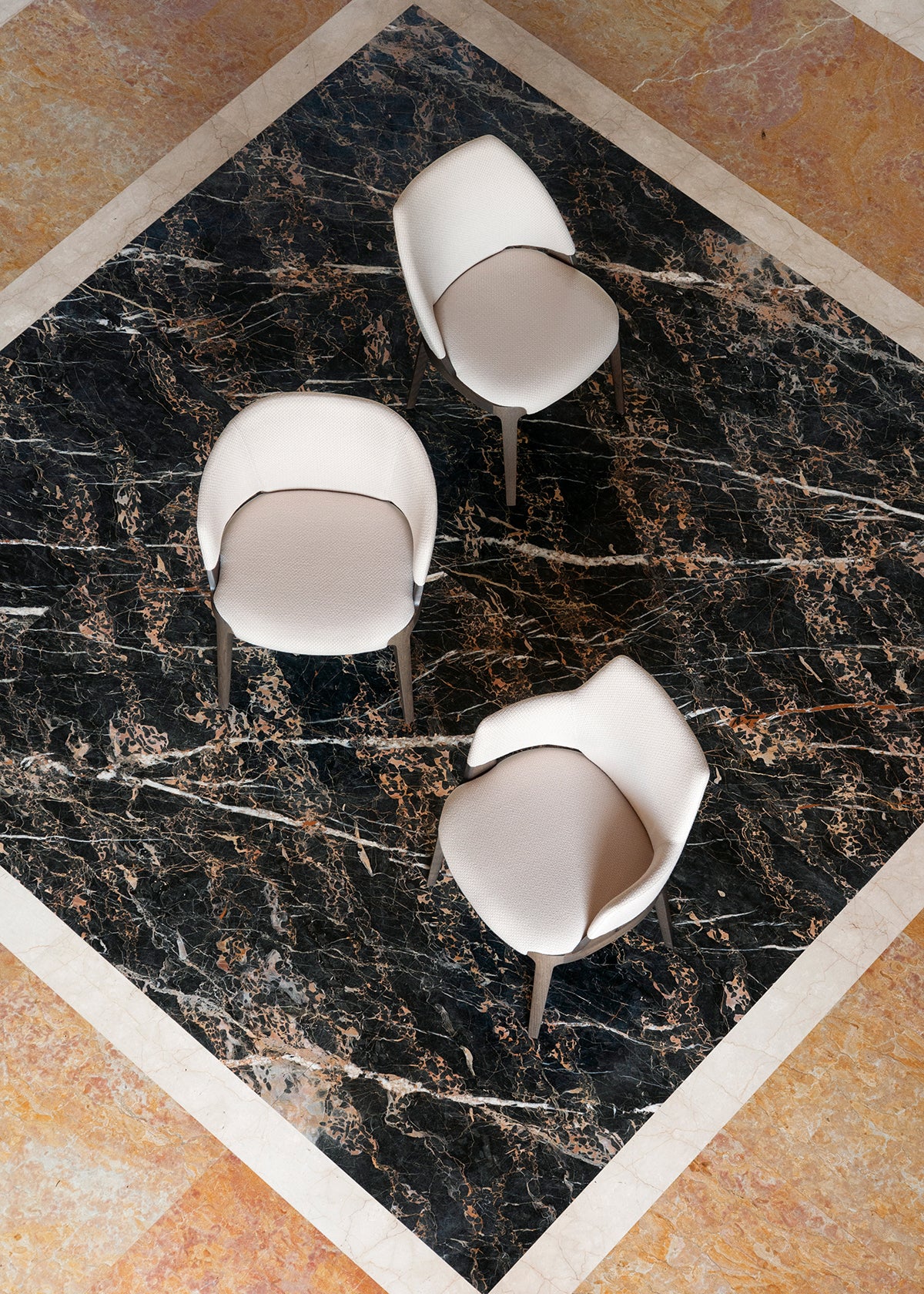 Silla de comedor con brazos Velis Hug 942/PBH