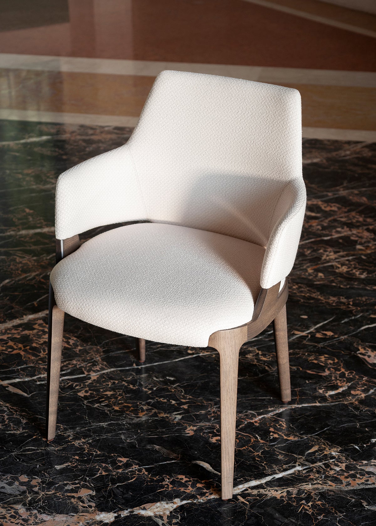 Silla de comedor con brazos Velis Hug 942/PBH