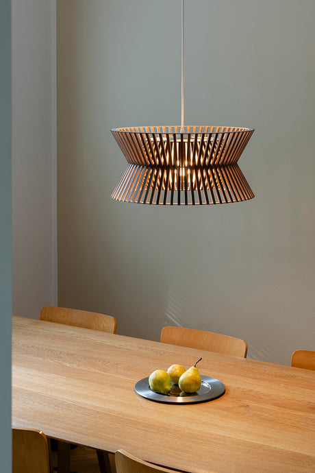Lámpara colgante Kontro 6000 de Secto Design en un interior