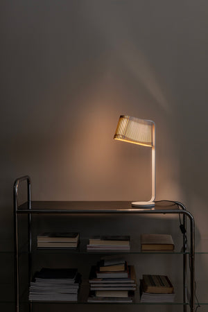 Lámpara de sobremesa Owalo 7020 de Secto Design en un interior