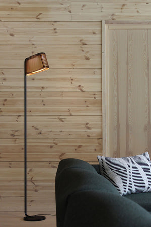 Lámpara de pie Owalo 7010 de Secto Design en un interior