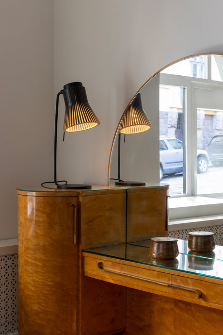 Lámpara de sobremesa Petite 4620 de Secto Design en un interior
