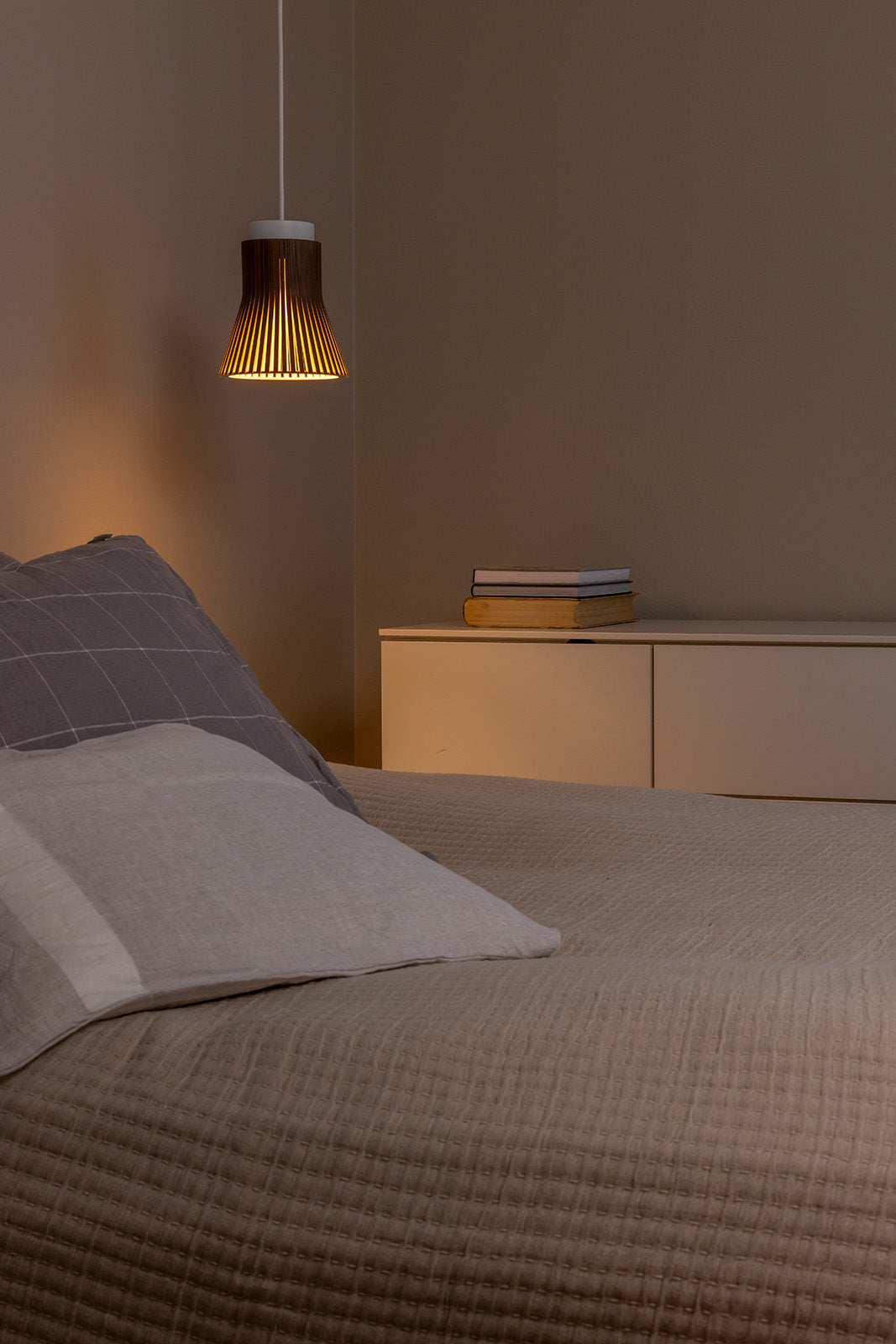 Lámpara colgante Petite 4600 de Secto Design en un interior