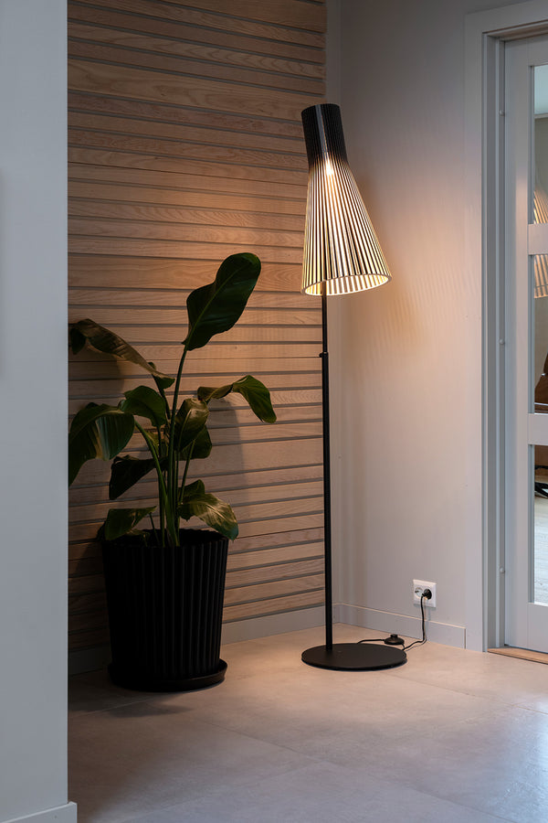Lámpara de pie Secto 4210 de Secto Design en un interior