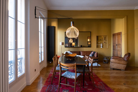 Brazo de pared Varsi 1000 de Secto Design en un interior