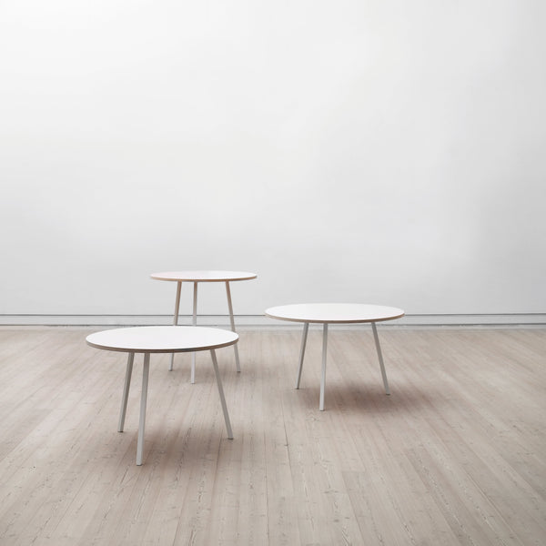 Mesa redonda Loop Stand · HAY · ambiente